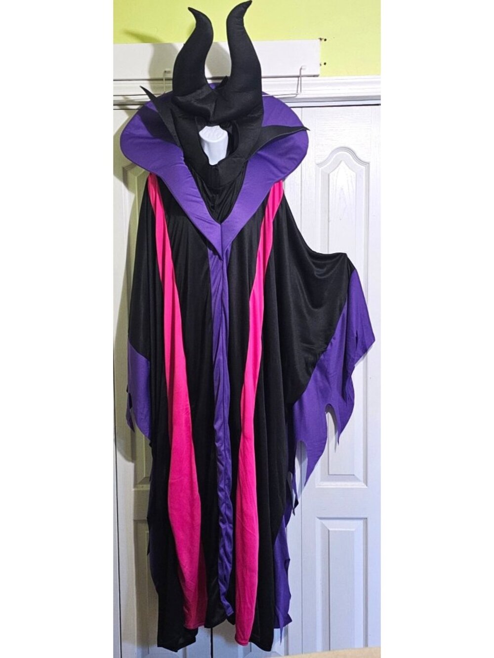 Maleficent Witch Deluxe Costume Women Plus 1X Charades Disney Villain Headpiece